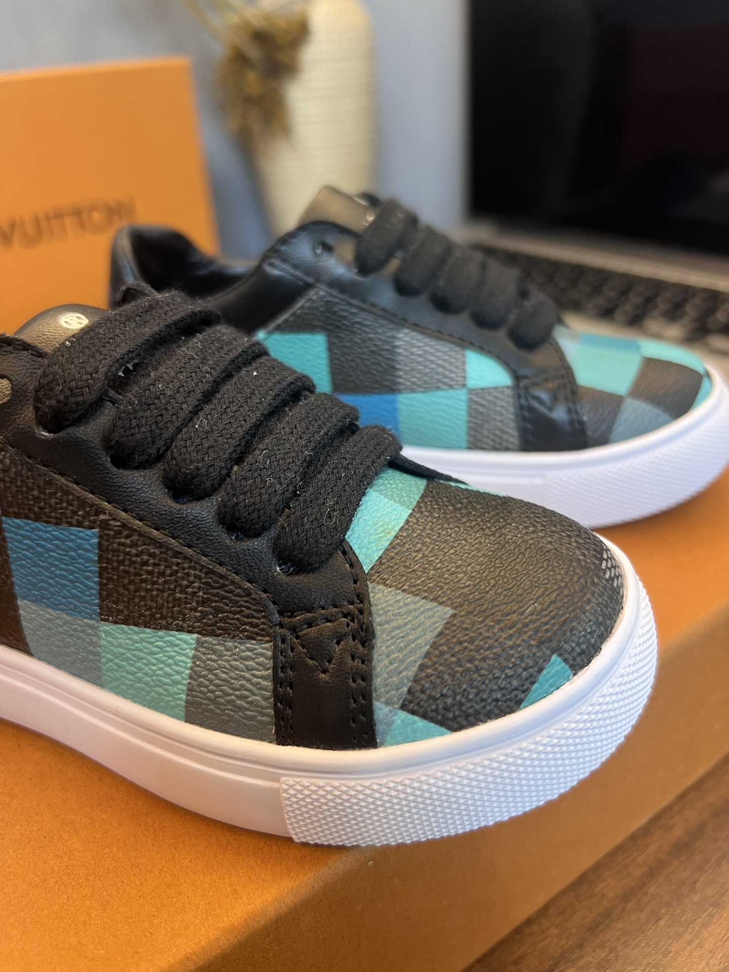 Children's shoes child